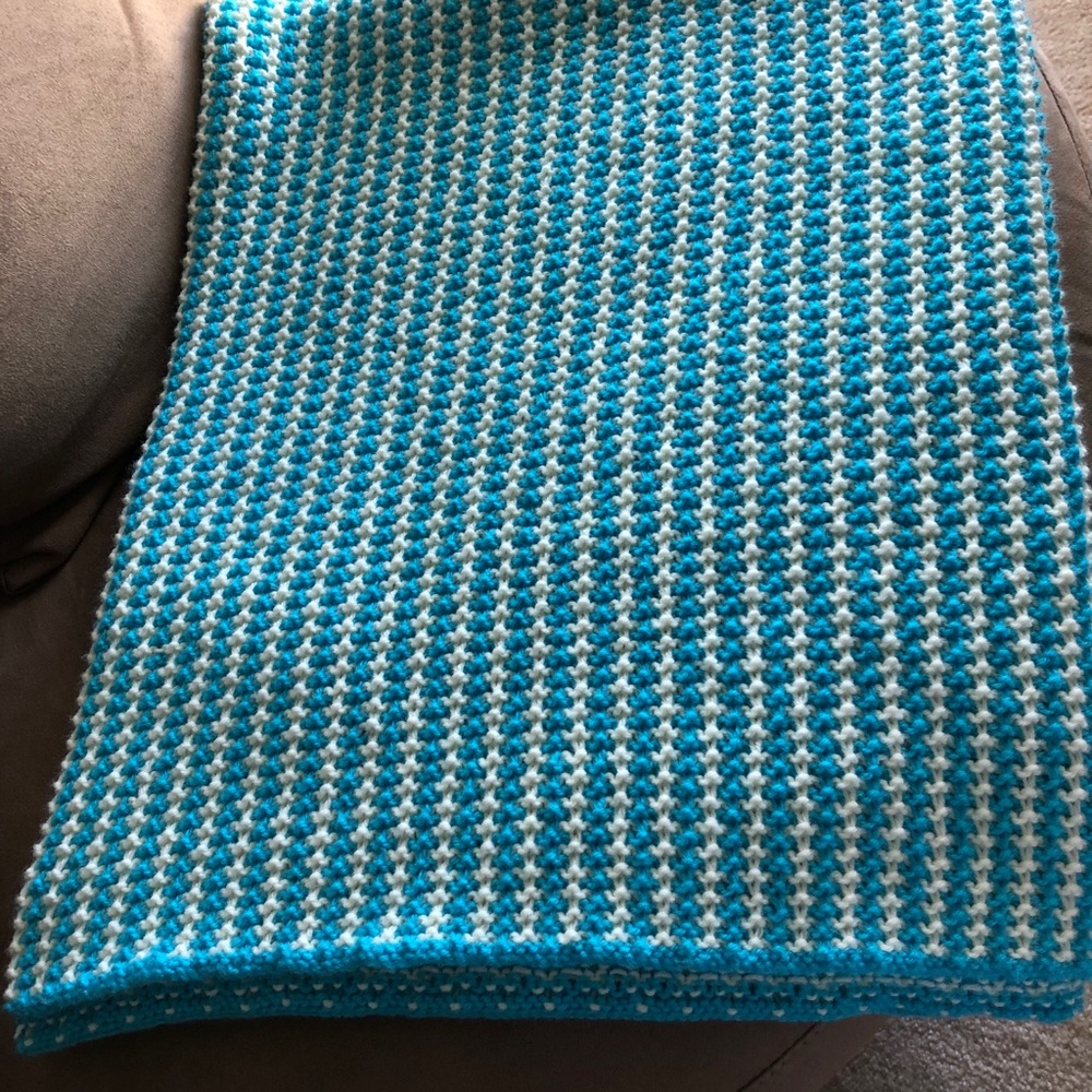 Knitted throw in two colors